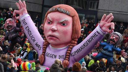 Una muñeca que reproduce la figura de la activista sueca Greta Thunberg es exhibida en el carnaval de Duesseldorf (Alemania) el pasado 4 de marzo.