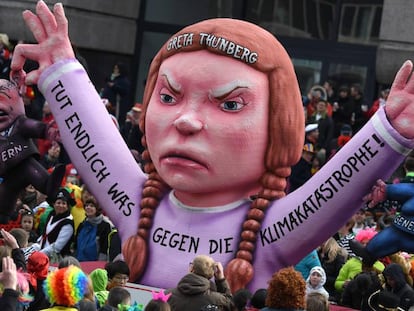 Una muñeca que reproduce la figura de la activista sueca Greta Thunberg es exhibida en el carnaval de Duesseldorf (Alemania) el pasado 4 de marzo.