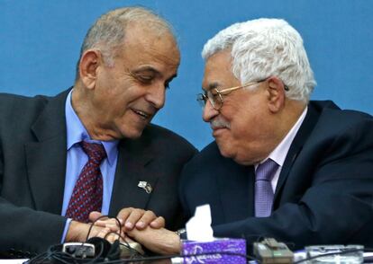 El presidente palestino Mahmoud Abbas (a la derecha) da la bienvenida a Ran Cohen, ex miembro de la Knesset israelí, durante el Foro Palestino por la Paz y la Libertad, creado por el Comité para la Interacción con la Organización de Liberación de Palestina (OLP) en Ramallah, Cisjordania.