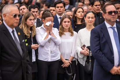Familia de Miguel Uribe Turbay en la Plaza de Bolívar.