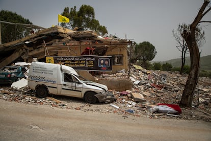 "En el camino a Jerusalén vuestras almas pasaron antes que vuestros cuerpos", reza el cartel ante la casa bombardeada por Israel donde murieron Mariam Qashaqash y Sara Qashaqash.