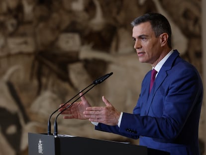 El presidente del gobierno, Pedro Sánchez, tras la reunión Consejo de Ministros del 27 de diciembre, en el palacio de la Moncloa, en Madrid.