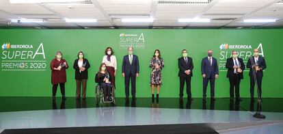 El presidente de Iberdola, Ignacio Galán (quinto por la izquierda) posa con algunas galardonadas y con asistentes a la entrega de premios, este jueves en Zaragoza.