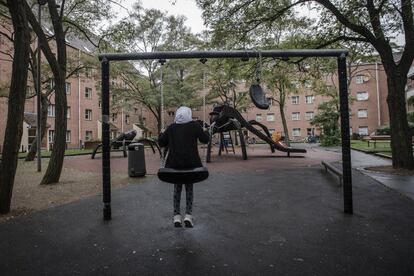 Una chica musulmana juega en los columpios de Mjølnerparken. El partido xenófobo Partido Popular Danes (DF, por sus siglas en danés) quiso instaurar un toque de queda para los niños y niñas de estas barriadas a las ocho de la tarde. Finalmente la medida no fue aprobada. Otras medidas especiales para estas zonas sí están, sin embargo, en vigor, como por ejemplo que cuando un bebé cumple un año las autoridades danesas se lo llevan durante 30 horas a la semana para aprender el idioma y los valores del país escandinavo so pena de multa económica para sus padres.