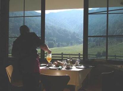 El ventanal del comedor de desayunos de La Reserva Lodge se abre a una espectacular panorámica de las montañas.