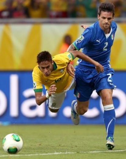 Neymar choca con Giaccherini