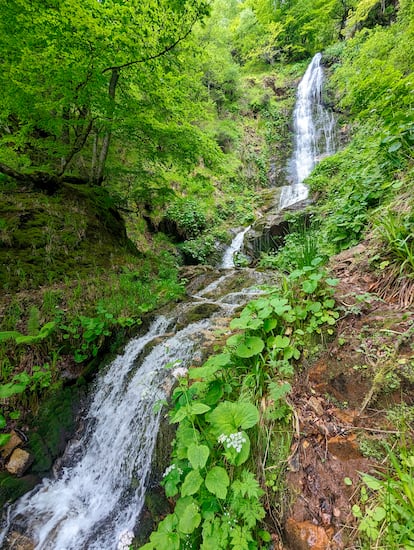 La cascada de Xiblu, un conjunto de tres saltos de agua que suman un total de 100 metros.