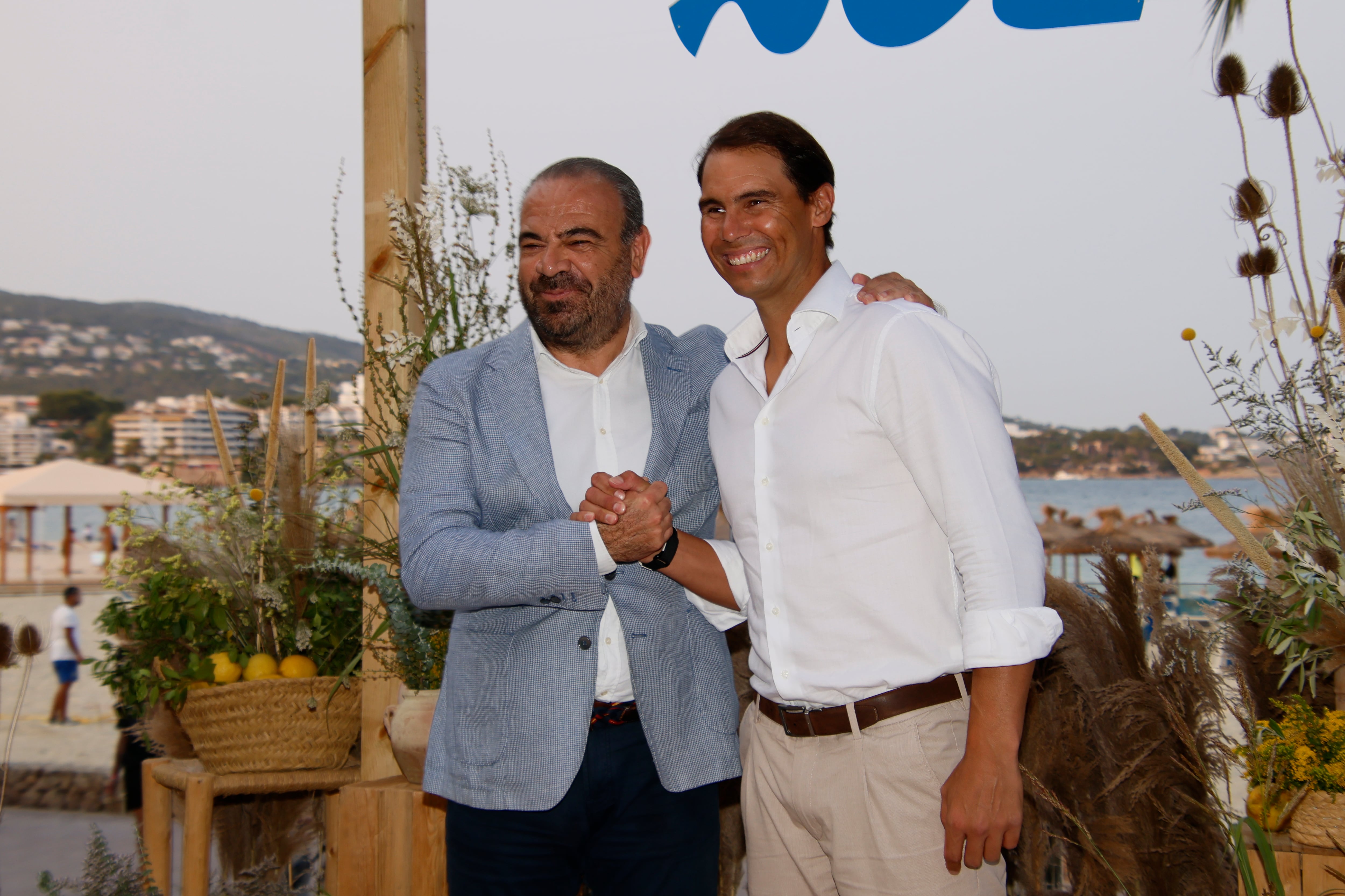 Rafa Nadal (derecha) y el fundador y presidente de Meliá Hotels International, Gabriel Escarrer (i), en la inauguración del primer hotel Zel Mallorca en 2023.