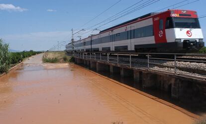 Un tren de Cercan&iacute;as entre Valencia y Castell&oacute;n.