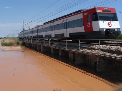 Un tren de Cercan&iacute;as entre Valencia y Castell&oacute;n.