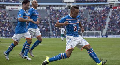 Christian Giménez festeja un gol con Cruz Azul.
