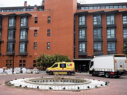Una ambulancia aparcada este martes en la puerta de la residencia Monte Hermoso de Madrid.