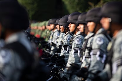 Integrantes de la Guardia Nacional y el Ejército mexicano, durante un desfile en Ciudad de México, el pasado 16 de diciembre.