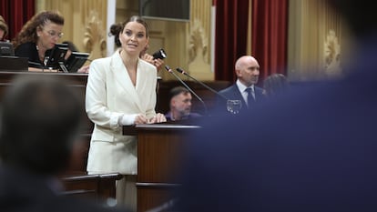 La presidenta del PP de las Islas Baleares, Marga Prohens, interviene durante la primera sesión de su pleno de investidura, en el Parlament Balear, el pasado julio.