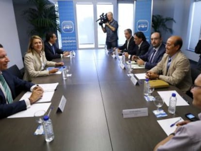 Reuni&oacute;n de los representantes sindicales de la funci&oacute;n publica con Cospedal y Floriano en la sede del PP. 