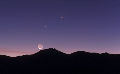 La Luna en el cielo del observatorio de Cerro Paranal, en Chile, donde está instalado el conjunto de telescopios europeos VLT.