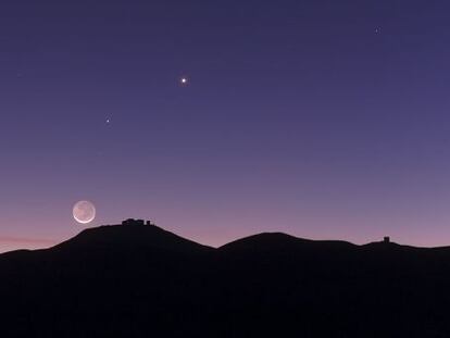 La Luna en el cielo del observatorio de Cerro Paranal, en Chile, donde está instalado el conjunto de telescopios europeos VLT.