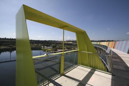 La estructura circular del Parque Olímpico de Sidney, sobre la que los visitantes caminan asomándose al agua, se sostiene sobre columnas en V de acero que hunden sus pilotes en el pozo.