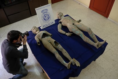 Dos estatuas de bronce del Alto Imperio Romano valoradas en seis millones de euros, que fueron recuperadas por la Policía Nacional de Jaén en una finca de Pedro Abad (Córdoba), tras haber sido expoliadas del yacimiento arqueológico de Alcurrucén.