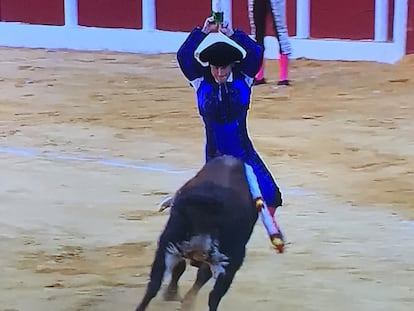 Jesús Arruga cuadra en la cara del segundo toro de la tarde.