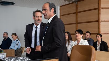 Un momento de la serie israelí 'Alef'. De pie, en primer plano, el personaje del presidente junto a su abogado.