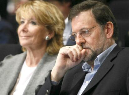 Esperanza Aguirre y Mariano Rajoy, en un foro de militantes del PP en Madrid, el pasado 25 de enero.