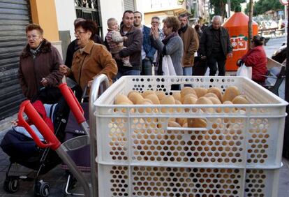 People line up at the Pepe Navarro outlet in Quart de Poblet