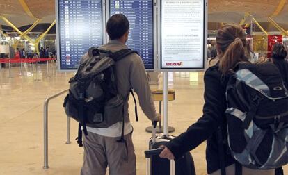 Turistas en el aeropuerto de Barajas.