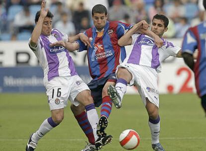 Geijo trata de llevarse un balón entre dos defensas del Valladolid.