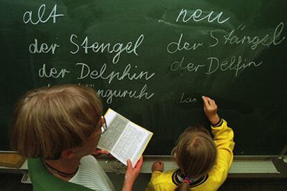 Una profesora da clase de Lengua alemana a una alumna en un colegio de la ciudad de Bremen.