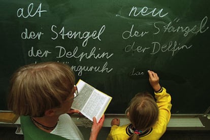 Una profesora da clase de Lengua alemana a una alumna en un colegio de la ciudad de Bremen.