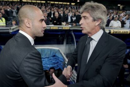 Guardiola y Pellegrini plantean el partido demostrándose mucho respeto. El técnico del Barça sienta a Iniesta y Henry y Alves juega adelanta su posición y juega en el centro del campo, por la banda derecha. El técnico blanco no ha revolucionado mucho su once, salen al campo los jugadores previstos.