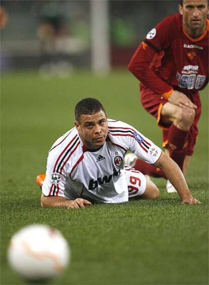 Ronaldo observa el balón