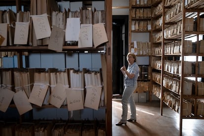 Liliane Dahlmann, viuda de la 'duquesa roja' y presidenta de la Fundación Casa Medina Sidonia, en el archivo del palacio en agosto de 2019.