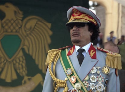 Muammar el Gaddafi asiste a un desfile militar en la Plaza Verde de Trípoli.