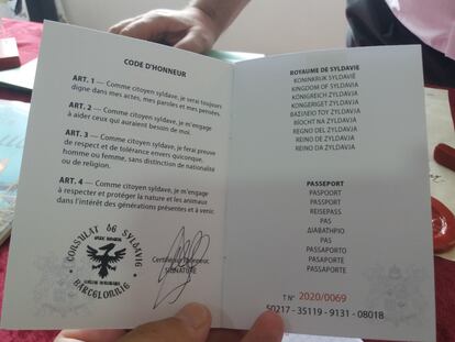 Imagen de un pasaporte de Syldavia expedido en el consulado de Barcelona.