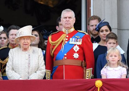 Imagen del posado familiar frente al palacio de Buckingham en 2019, el último al que acudieron los duques de Sussex, el príncipe Enrique y Meghan Markle, antes de apartarse de sus funciones en la Corona y trasladarse a Estados Unidos.