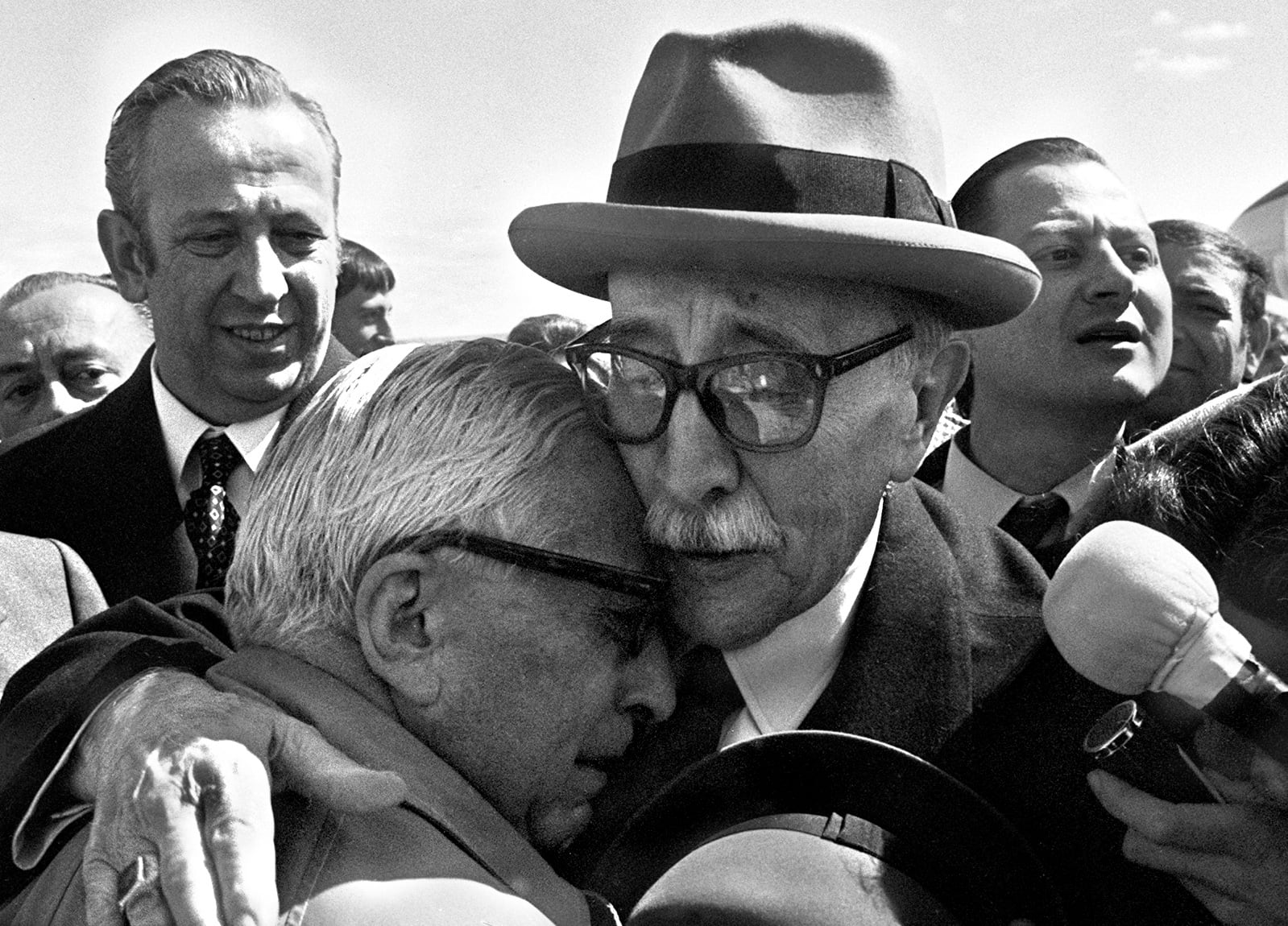 El historiador Claudio Sánchez Albornoz, a su llegada al aeropuerto de Barajas en su primera visita a España tras 40 años de exilio.