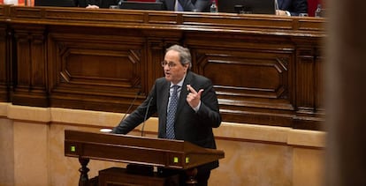 El president de la Generalitat, Quim Torra, interviene desde el atril durante un Pleno del Parlament de Catalunya, en Barcelona (España), a 27 de enero de 2020.
 