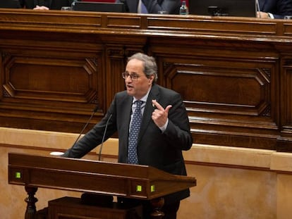 El president de la Generalitat, Quim Torra, interviene desde el atril durante un Pleno del Parlament de Catalunya, en Barcelona (España), a 27 de enero de 2020.
 