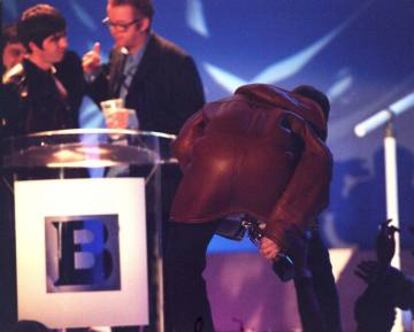 Los hermanos Gallagher perdiendo los papeles al recibir el premio al Mejor Vídeo por 'Wonderwall' en la gala de los Brit Awards de 1996.