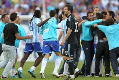 Al final del partido, la decepción del Real Madrid contrasta con la alegría del Málaga, que se mantiene en Primera.