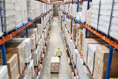 Trabajador en un almacén de distribución