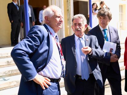 Josep Borrell; el presidente de Cantabria, Miguel Ángel Revilla, y el rector de la Universidad Internacional Menéndez Pelayo, Carlos Andradas, en el Paraninfo de La Magdalena, ayer.