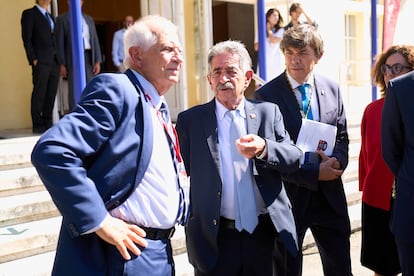 Josep Borrell; el presidente de Cantabria, Miguel Ángel Revilla, y el rector de la Universidad Internacional Menéndez Pelayo, Carlos Andradas, en el Paraninfo de La Magdalena, ayer.