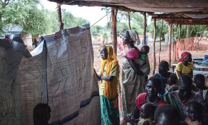 Madres refugiadas y sus hijos esperando su turno en la clínica pediátrica de Médicos Sin Fronteras en un campo de refugiados, en Yusuf Batil (Sudán del Sur).