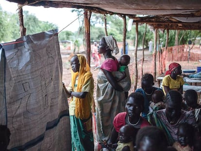 Madres refugiadas y sus hijos esperando su turno en la clínica pediátrica de Médicos Sin Fronteras en un campo de refugiados, en Yusuf Batil (Sudán del Sur).