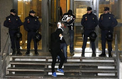 Varios ultras, en libertad con cargos tras declarar en los juzgados.