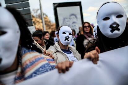 Asistentes a la manifestación organizada por el Movimiento Feminista de Madrid, contrario a la 'ley trans', con motivo del Día de la Mujer.