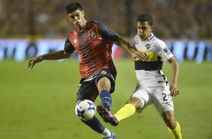 Maroni intenta robar una pelota desde atrás.